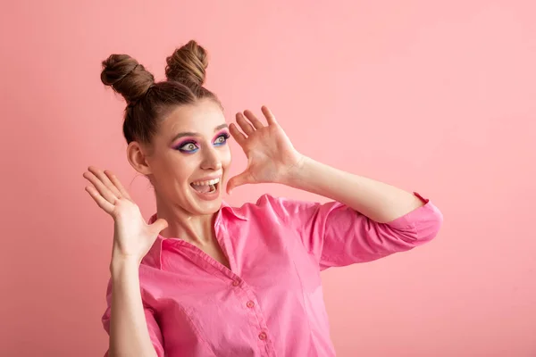 Веселая Сумасшедшая Удивленная Девушка Двумя Булочками Причесок Розовом Фоне Взрослые — стоковое фото