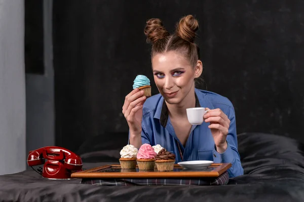 Porträt Des Model Girls Frühstückt Bett Tablett Mit Kuchen Und — Stockfoto