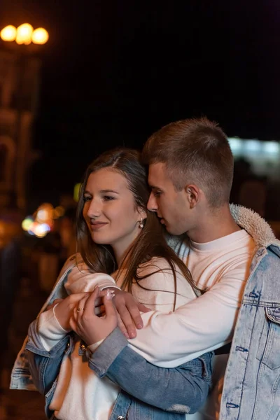 Ein Junges Paar Das Sich Vor Dem Hintergrund Der Nächtlichen — Stockfoto