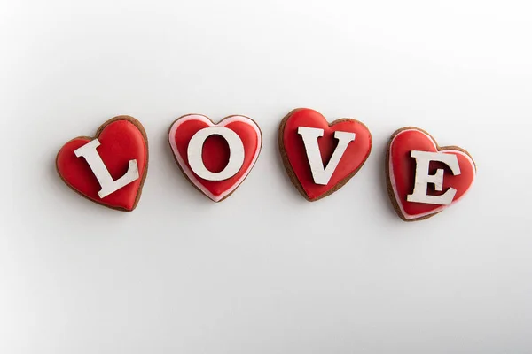 Biscoitos Gengibre Forma Corações Com Inscrição Amor Fundo Branco Dia — Fotografia de Stock