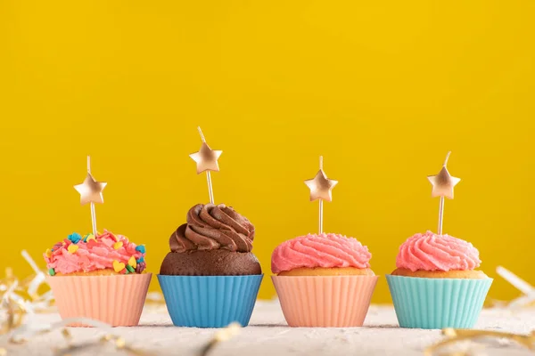 Cupcakes Con Velas Oro Forma Estrellas Sobre Fondo Amarillo Brillante —  Fotos de Stock
