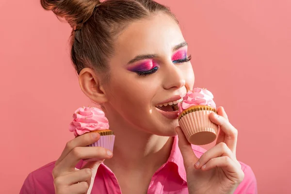 Mladá Dívka Růžové Košili Růžovém Pozadí Kouše Muffin Profesionální Make — Stock fotografie
