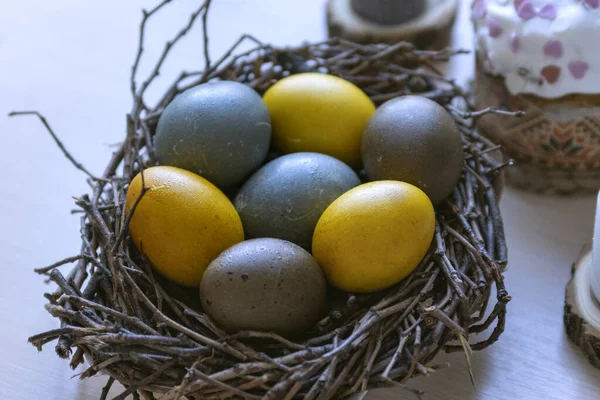 Zamknij Wielkanoc Kompozycji Wielobarwnych Jaj Gnieździe Ptaków Ciasto Wielkanocne Stole — Zdjęcie stockowe