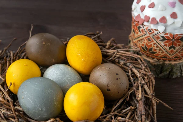 Puesta Plana Pascua Huevos Coloridos Aves Anidan Pastel Mesa Madera —  Fotos de Stock