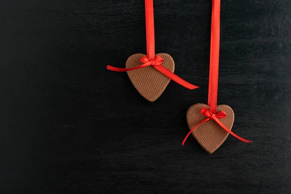 Hartvormige Valentijnsdag Peperkoek Koekjes Met Rode Linten Zwarte Achtergrond — Stockfoto