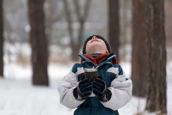 Πορτρέτο Του Παιδιού Κούπα Στα Χέρια Του Στο Χειμερινό Δάσος — Φωτογραφία Αρχείου