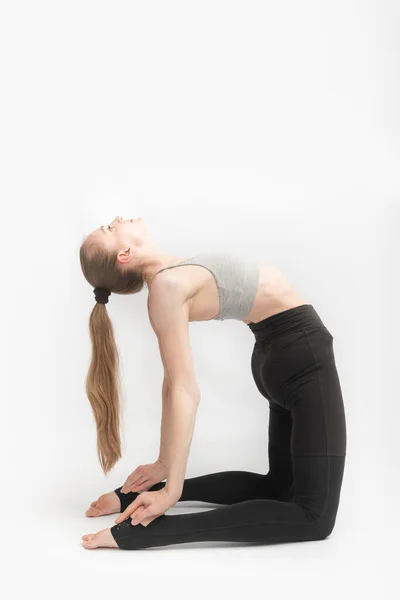 Pose Camelo Ustrasana Jovem Mulher Atraente Praticando Ioga Fundo Branco — Fotografia de Stock