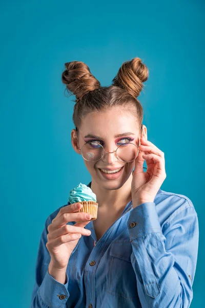 Młoda Zabawna Kobieta Dwiema Włosami Bułce Nosi Okrągłe Okulary Niebieską — Zdjęcie stockowe