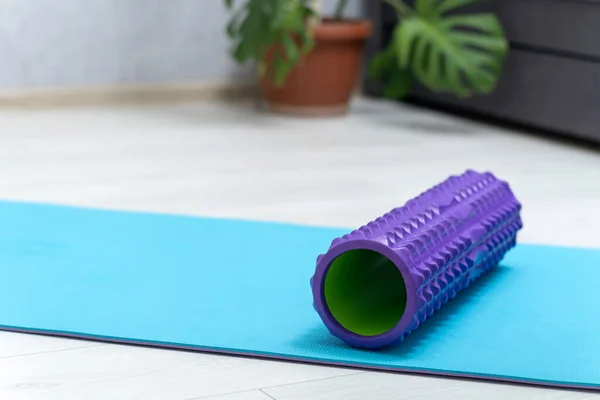 Schuimroller Voor Zelfmassage Blauwe Yogamat Apparatuur Voor Myofasciale Vrijlating Massage — Stockfoto