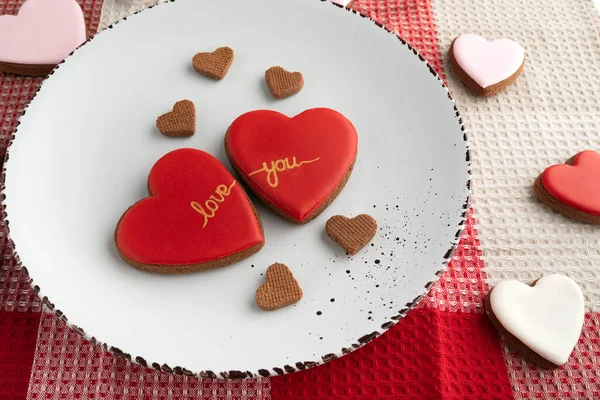 Rode Hartvormige Koekjes Met Glazuur Erop Valentijnsdag Liefde Tederheid — Stockfoto