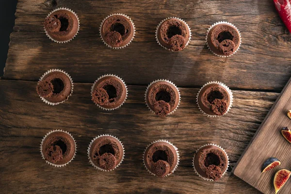 Proceso Elaboración Magdalenas Chocolate Con Relleno Vista Superior Panadería Casera —  Fotos de Stock