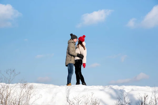 年轻的男女在蓝天的映衬下在雪山上相遇 在阳光灿烂的冬日约会 — 图库照片