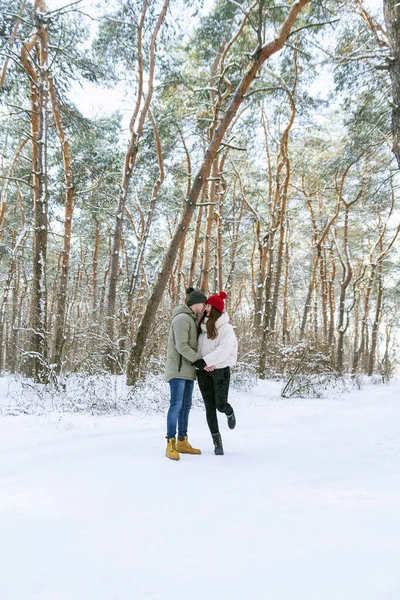 恋爱中的情侣漫步在冬天的森林里 傻瓜四处游荡 垂直框架 — 图库照片
