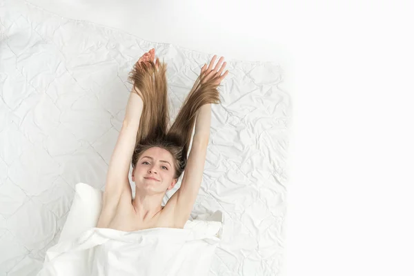 Beautiful Naked Caucasian Woman Lies Bed Letting Long Hair Covered — Stock Photo, Image