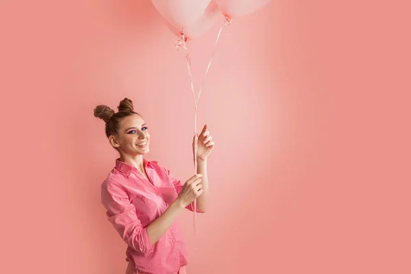 Retrato Menina Muito Feliz Com Balões Nas Mãos Alegremente Jovem — Fotografia de Stock