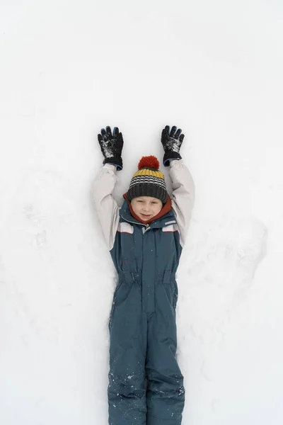 Garçon Combinaison Hiver Chapeau Tricoté Trouve Sur Neige Fait Ange — Photo