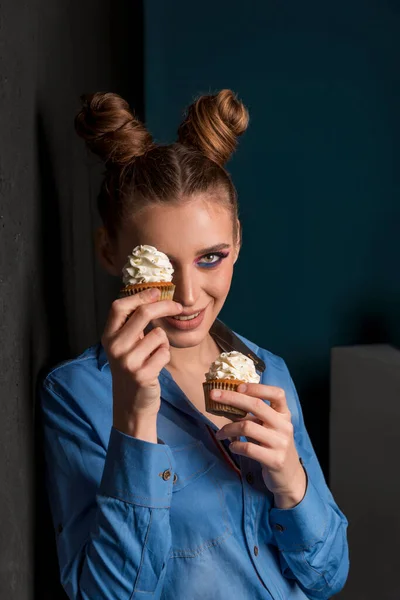 Porträt Eines Jungen Lächelnden Mädchens Mit Dutt Frisur Und Cupcakes — Stockfoto