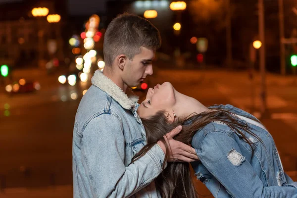 Pareja Joven Enamorada Jugando Calle Contra Fondo Ciudad Por Noche —  Fotos de Stock