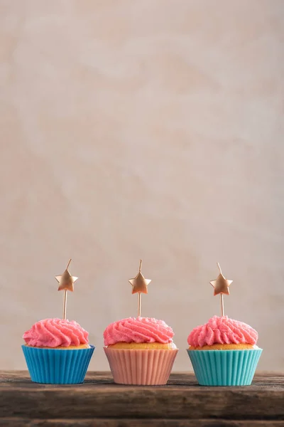 Tres Pastelitos Festivos Decorados Con Crema Velas Pastel Cumpleaños Muffin — Foto de Stock