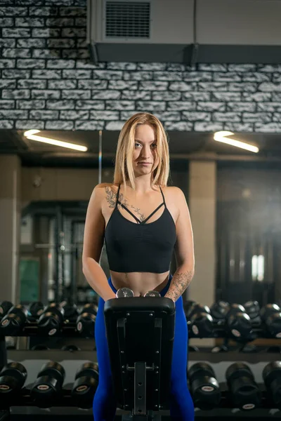 Porträtt Sexig Tjej Gymmet Ung Atletisk Kvinna Sportkläder Fitness Klubb — Stockfoto