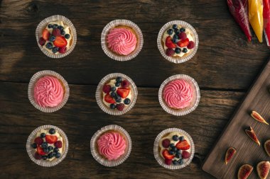 Kremalı vanilyalı kek, taze incir, meyve reçelli yemek torbası. Üst görünüm.