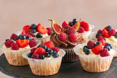 Böğürtlenli lezzetli kekler. Çilekli kek, ahududu, incir ve yabanmersini. Ev yapımı kekler.