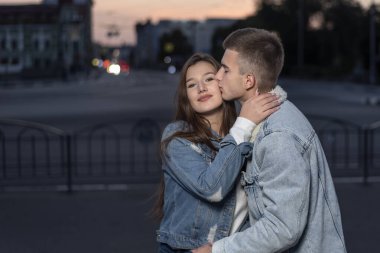 Adam akşam vakti sevgilisine sarılıyor. Romantik randevu