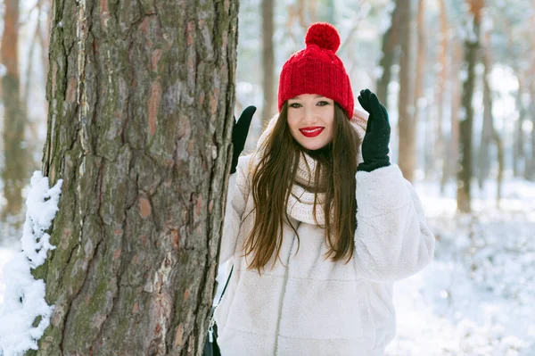 Joven Mujer Morena Hermosa Invierno Parque Sombrero Rojo Brillante — Foto de Stock