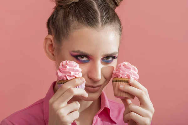 Mädchen Mit Professionellem Rosa Make Genießt Köstliche Cupcakes Porträt Einer — Stockfoto