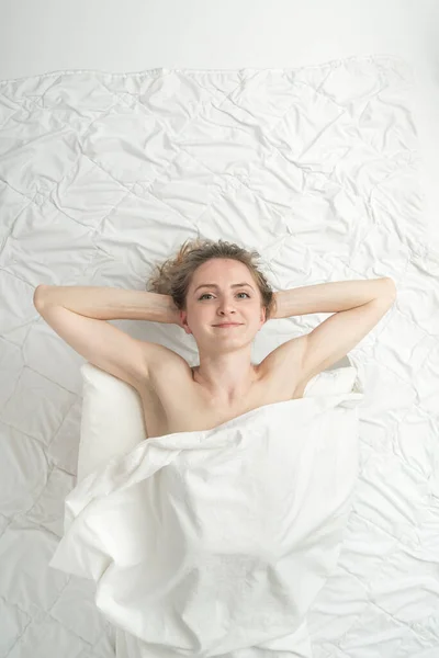 Beautiful Naked Woman Lies Bed Covered Sheet Enjoys Weekend Relaxing — Stock Photo, Image