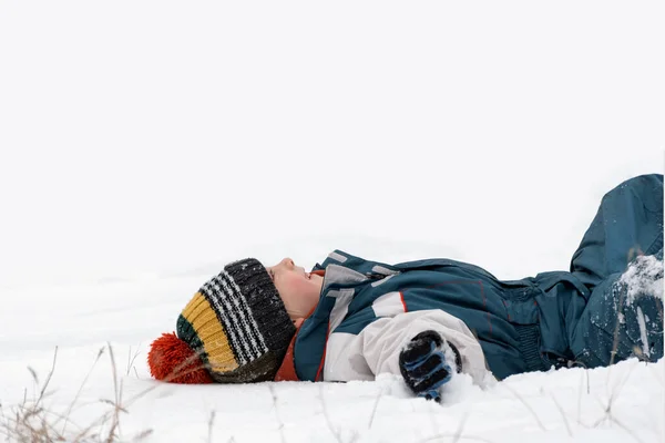 Joyeux Garçon Gît Dans Neige Enfant Chapeau Tricoté Drôle Rit — Photo
