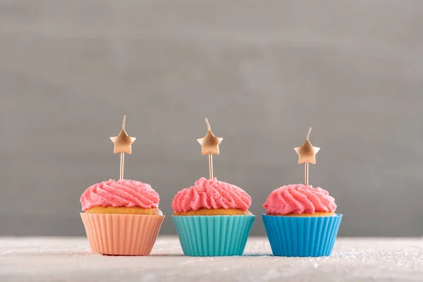 Pasteles Festivos Sobre Mesa Madera Muffins Decorados Con Crema Mantequilla — Foto de Stock
