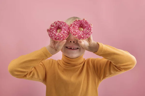 Портрет Мальчика Пончиком Розовом Фоне Светловолосый Ребенок Держит Розовые Пончики — стоковое фото