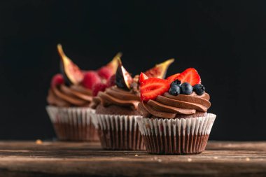 Kremalı çikolatalı kek. Kapatın. Taze meyve ve meyvelerle süslenmiş çikolatalı kek.