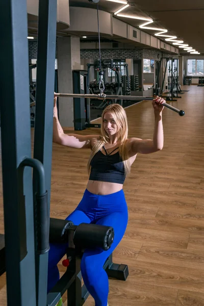 Attraktiv Sportig Kvinna Med Vacker Figur Engagerad Det Tomma Gymmet — Stockfoto