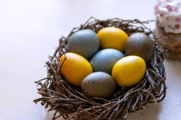 Huevos Pascua Multicolores Nido Pájaro Pastel Pascua Mesa Cerca —  Fotos de Stock