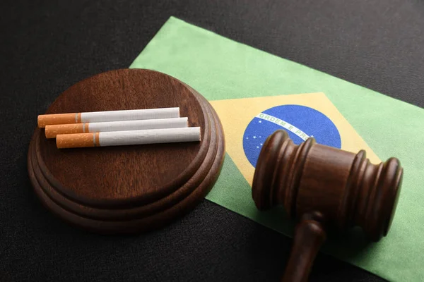 Сигарети Судді Молотять Прапорі Бразилії Законом Тютюновою Продукцією Порушення Закону — стокове фото