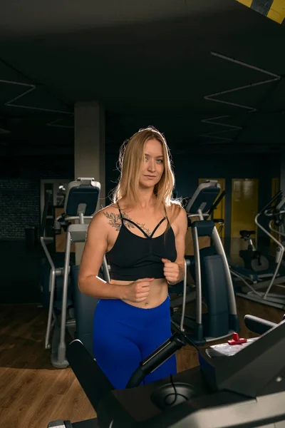 Porträtt Fitness Flicka Löpband Gymmet Vertikal Ram Kvinnlig Träning Och — Stockfoto