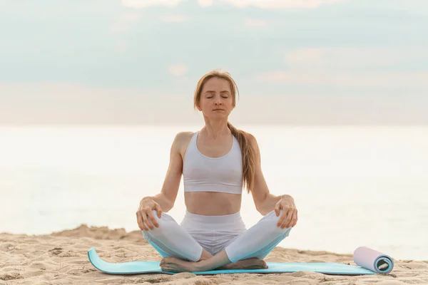 Jonge Mooie Vrouw Die Meditatie Beoefent Buiten Aan Zee Yoga — Stockfoto