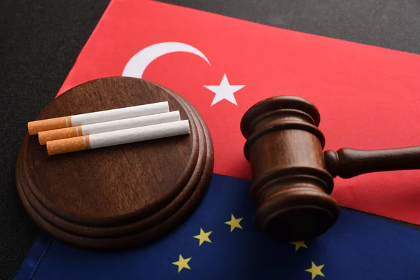 Незаконний Імпорт Тютюнових Виробів Цигарки Судовий Гавель Прапорі Туреччини Європейського — стокове фото