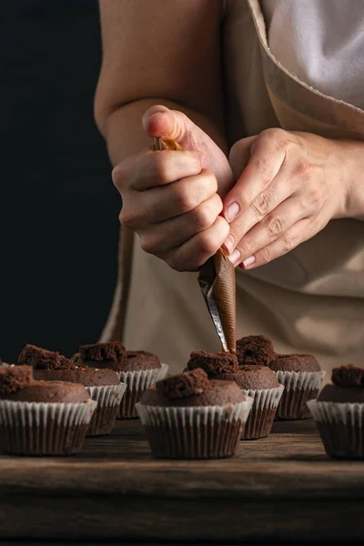 Chef Llena Los Cupcakes Con Crema Chocolate Bolsa Confitería Proceso —  Fotos de Stock