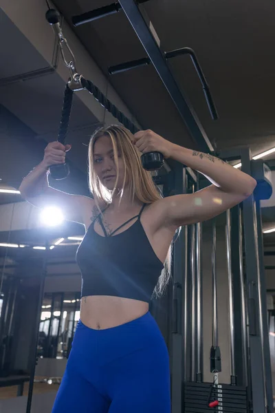 Porträtt Smal Ung Kvinna Gymmet Träningsprocess Fitness Och Bodybuilding Kabelmaskin — Stockfoto