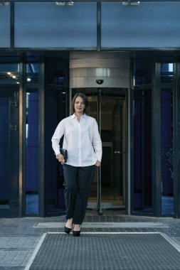 Binadan çıkan başarılı bir iş kadını, başarılı bir iş görüşmesi. Modern ofis çalışanı.