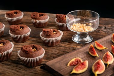 Ceviz dolgulu çikolatalı kek yapma süreci. Tahta masada fıstıklı ev yapımı kekler.