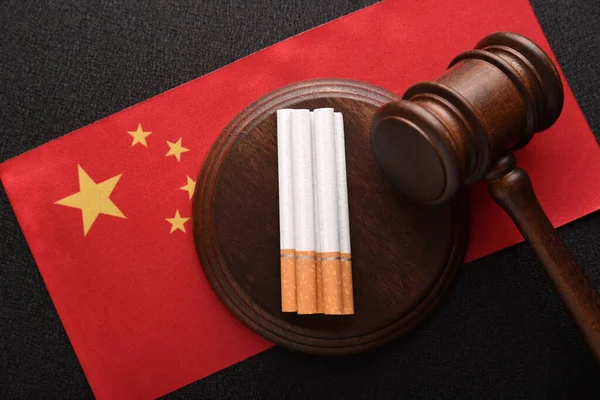 Сигареты Деревянный Молоток Судьи Флаг Китая Табачный Закон Проблема Курения — стоковое фото