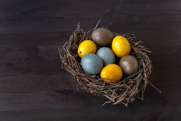 Los Huevos Pascua Las Aves Anidan Mesa Madera Vista Superior —  Fotos de Stock