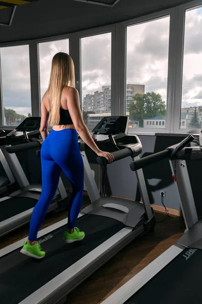 Ung Blond Kvinna Med Vacker Galjonsfigur Tåg Löpband Modernt Gym — Stockfoto