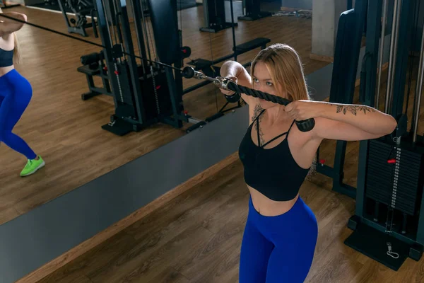 Mooie Vrouw Traint Triceps Spieren Kabel Crossover Fitnessapparaat Blond Meisje — Stockfoto