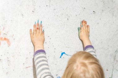 KHARKIV, UKRAINE - 3 Mart 2022: Ukraynalı çocuk sığınaklardaki yoğun bombardımandan saklanırken avuçlarını duvarda çiziyor