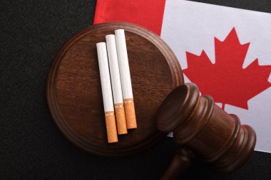Kanada bayrağı, üç sigara ve Yargıç Tokmak. Kanada 'da tütün kanunu. Yasadışı tütün ürünleri satışı..